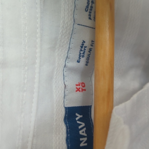 Old Navy Men's White Casual Button Down Shirt with Relaxed Fit - XL NWT - Picture 3 of 7